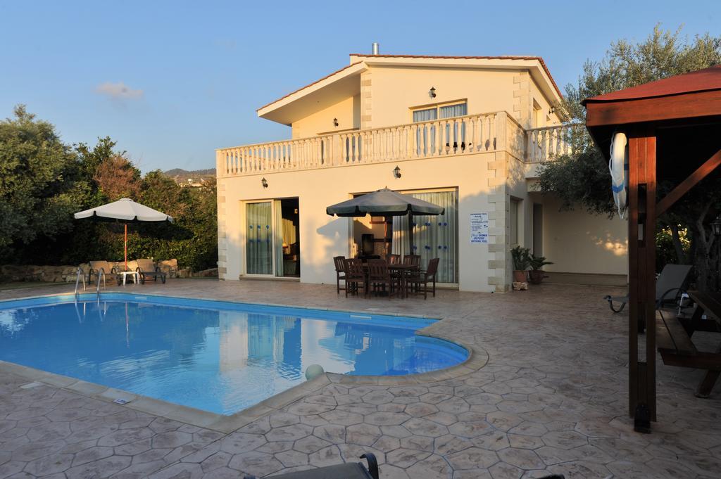 Jaime Villa Cyprus Argaka Rum bild