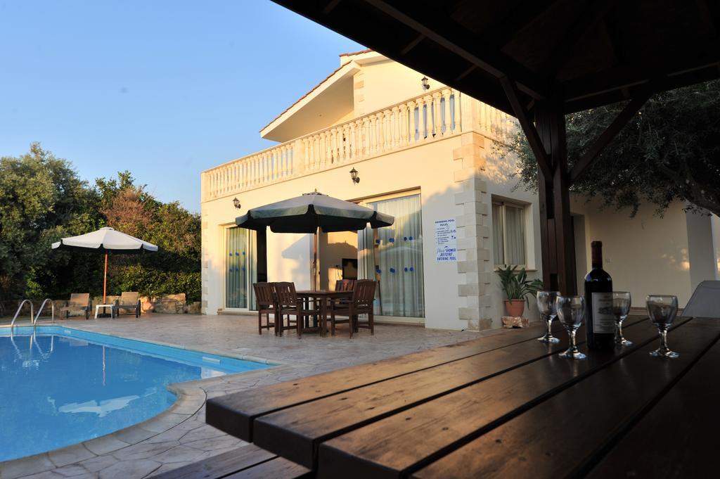 Jaime Villa Cyprus Argaka Rum bild